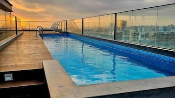 Una piscina al aire libre