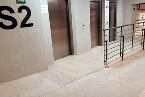 An elevator area with a sign indicating 'SALIDA' (exit) and an elevator number 'S2'. - Luxury Barranco Apartm. Rooftop Pool Gym (Lima)