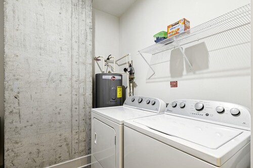 Stylish King Suite • Walk to Downtown