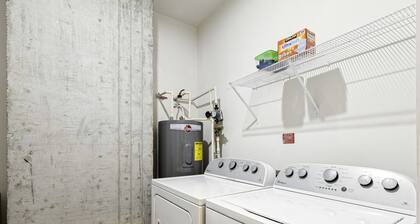Stylish King Suite • Walk to Downtown