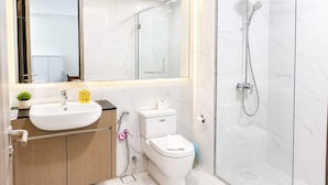 Ein modernes Badezimmer mit Waschbecken, Toilette und Duschkabine.