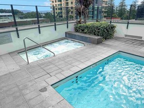 Ein Pool auf dem Dach mit freiem Blick auf die Skyline im Hintergrund.