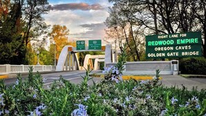 Un panneau de signalisation indiquant les directions vers Redwood Empire, les grottes d’Oregon et le Golden Gate Bridge.