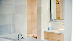 Deluxe Double Room | Bathroom - The Foundry Boutique Hotel (Toronto)
