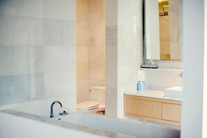 Deluxe tweepersoonskamer | Badkamer