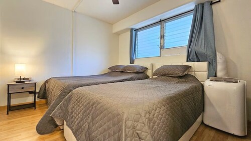 Waikiki 2BR w/ AC - Walk to Beach + Free Parking, sleep up to 8
