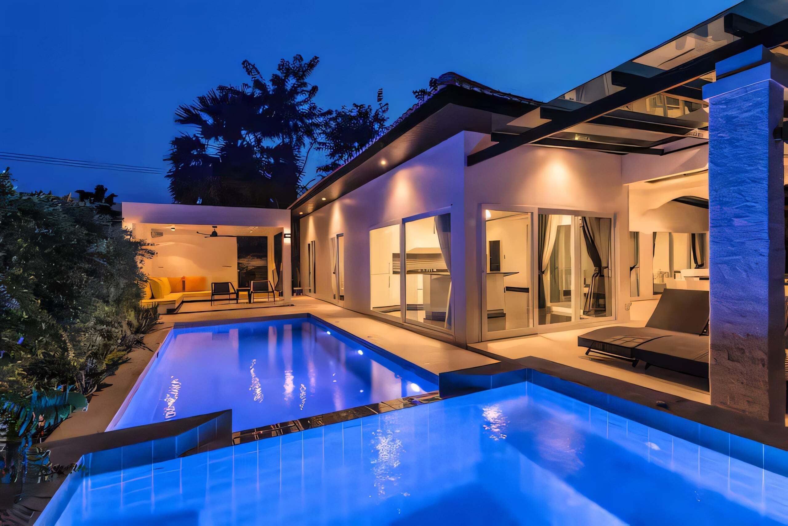 Uma casa moderna com piscina, área de estar externa e amplas janelas.