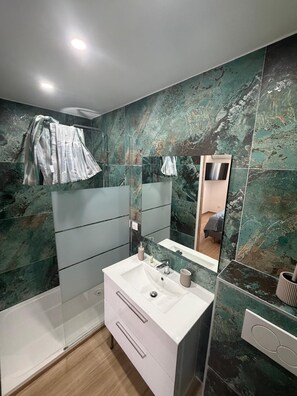 Bathroom - Vrbo Property (Grans)