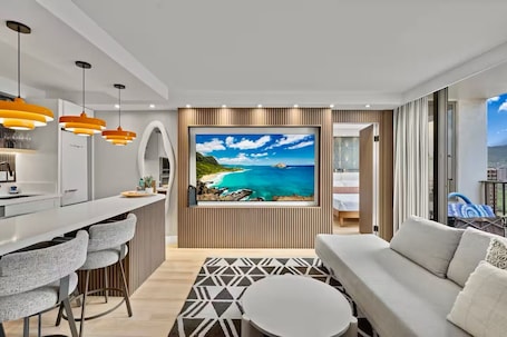 25F-Upscale Ultra Modern-Premium Waikiki Banyan-1BR-Condo-w/Parking