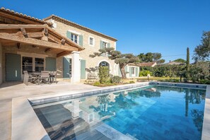 A traditional stone house with a swimming pool, outdoor furniture, and a well-maintained garden. - Comfortable Villa in Saint-remy-de-provence (St.-Rémy-de-Provence)