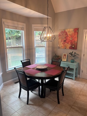Unclassified image, 3 of 31, button - 5 bedrooms, 8 beds, comfortably sleeps 14. Quiet neighborhood, welcoming house. (Braselton)