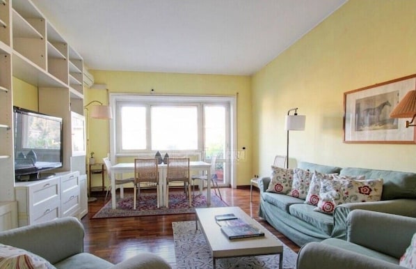 Unclassified image, 1 of 17, button - Vrbo Property (Roma)