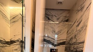 Bathroom - Vrbo Property (Lisboa)