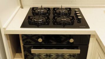 Coffee/tea maker, fridge, microwave, oven