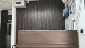 Ein dunkler Holztresen, eine Uhr und ein Rauchverbotsschild an der Wand.