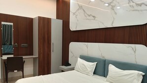 Ein Hotelzimmer mit Bett, Schreibtisch und Kleiderschrank.