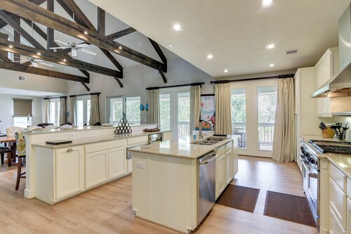 Dickinson Bayou Retreat w/ Dock on 12 Acres