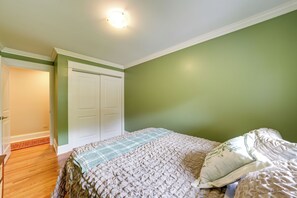 Ein Schlafzimmer mit Bett, Tür und einer Leuchte.