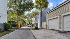 Una calle residencial con casas, aceras y un automóvil estacionado.