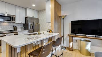 Coffee/tea maker, fridge, microwave, stovetop