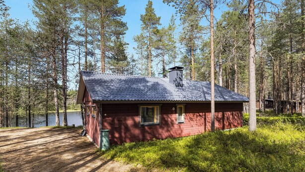 A cabin with a sloped roof, a chimney, and a window. - Hakojärventie 3b by Interhome (Kuusamo)