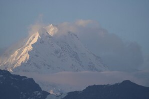Un pico montañoso cubierto de nieve con cielo despejado.