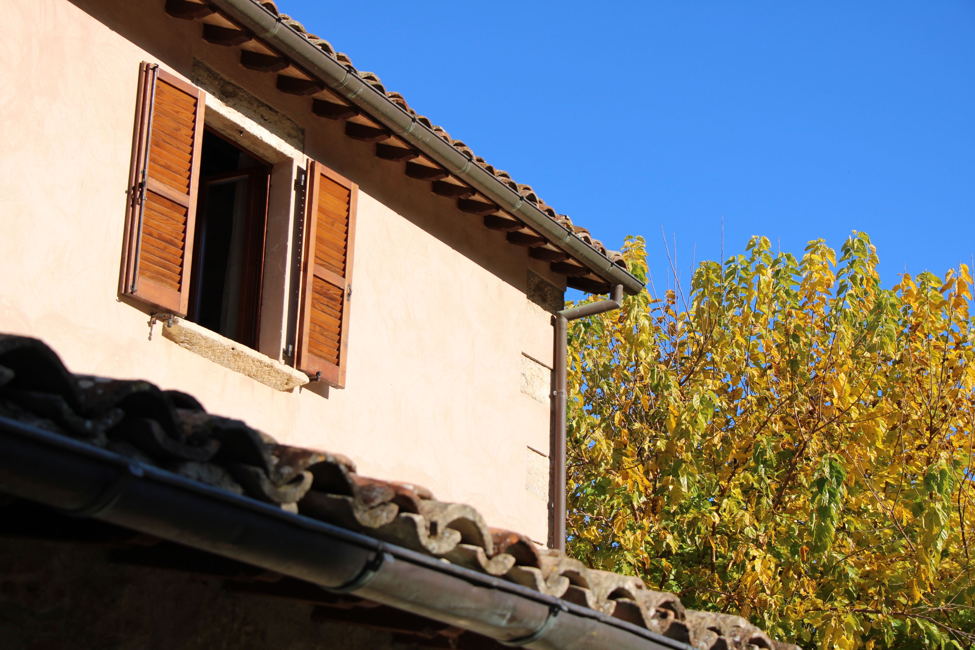 Un edificio con una finestra e un tetto in tegole.