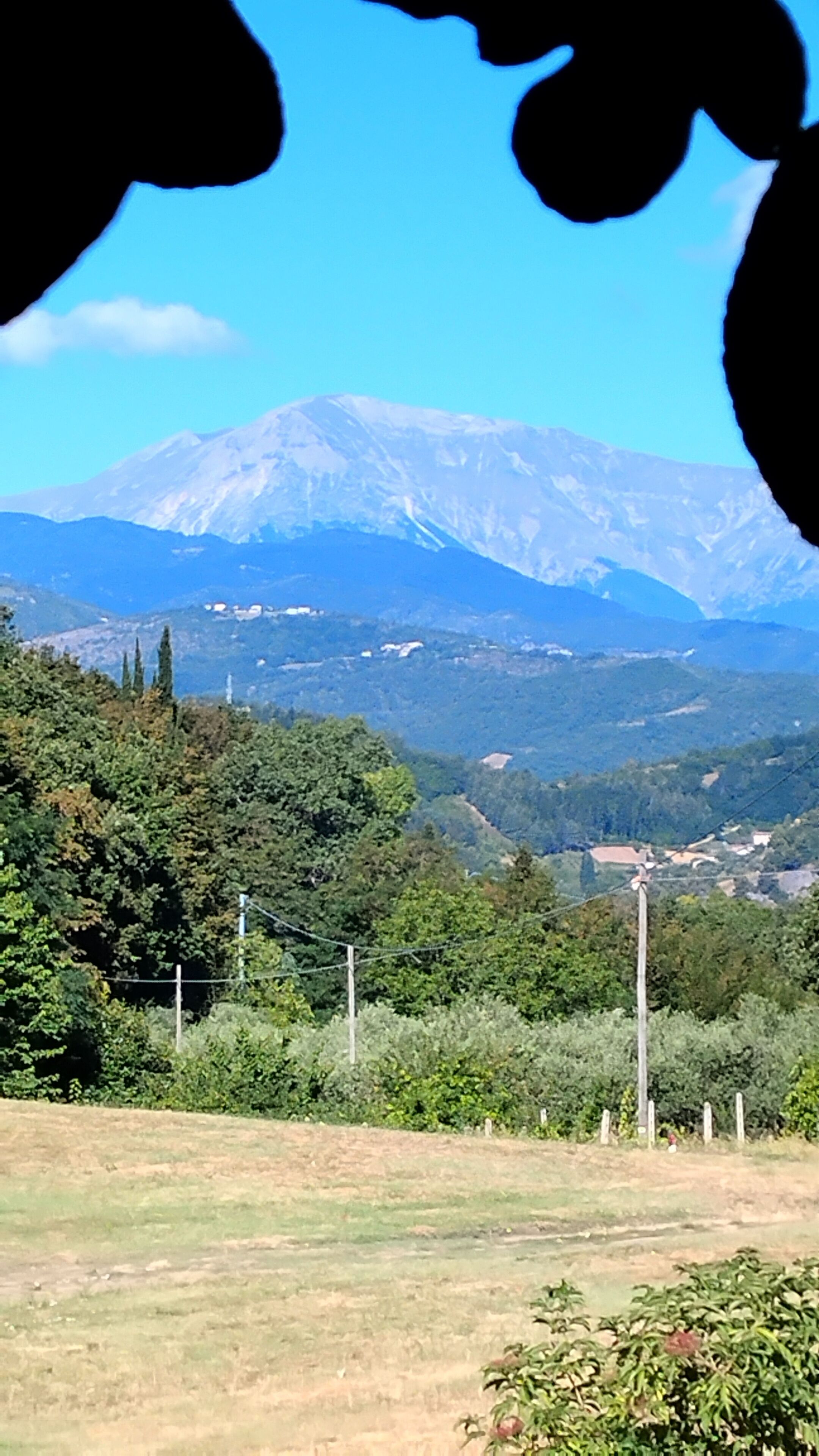 Paesaggio montuoso con cielo sereno.