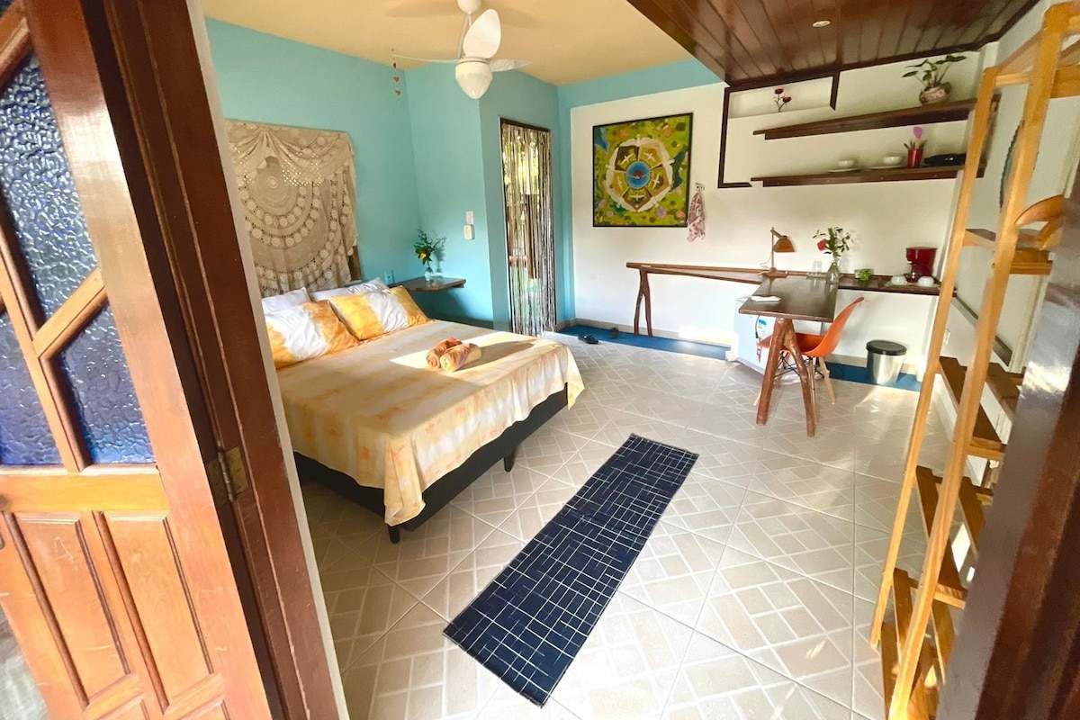 Quarto com cama, escrivaninha e cadeira.
