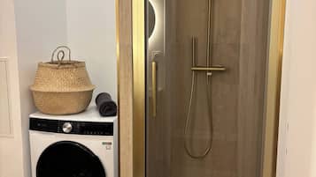 Shower, hair dryer, towels