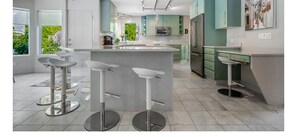 Private kitchen - Luxe 4Bdr West Vancouver Home Hiking & Bike Trails + Lake + Ocean+ Pool + Skiing (West Vancouver)