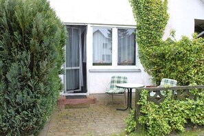 Outdoor dining - Holiday room with terrace (Zingst)