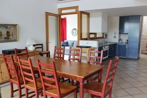 A compact living space with a dining area, kitchenette, and a view of the outdoors. - House Mecklenburg 21 (Kühlungsborn)