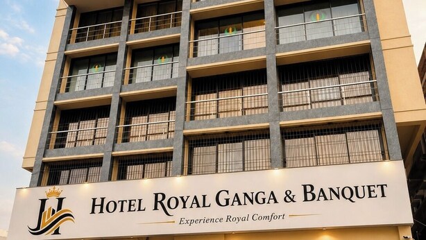 Een meerhoog hotel met een bord waarop 'Hotel Royal Ganga & Banquet' staat.
