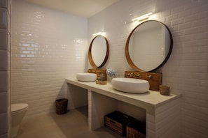 バスアメニティ (無料)、ヘアドライヤー、石鹸、トイレット  ペーパー
