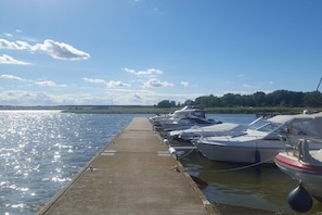 A dock with several boats moored, a clear sky, and a calm body of water. - Holiday apartment in Ziemitz with Wi-Fi (Ziemitz)
