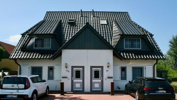 A two-story building with a symmetrical facade, two doors, and a tiled roof. - Holiday apartment Pahl (Ostseeheilbad Zingst)