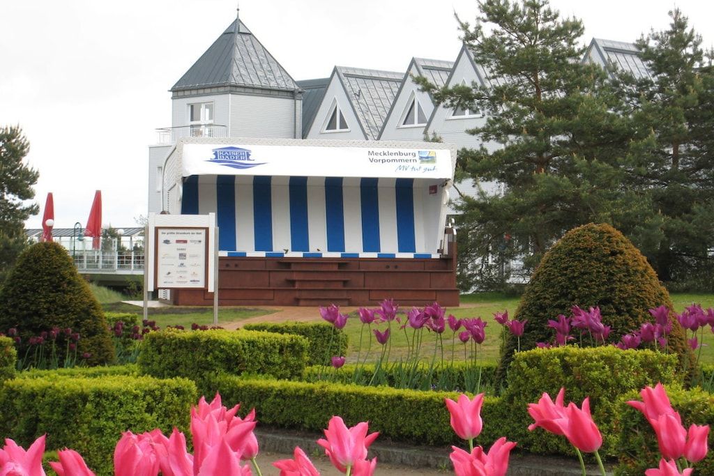 Un bâtiment doté d’une marquise rayée et d’une enseigne sur laquelle on peut lire « Mecklenburg-Poméranie-Occidentale ».