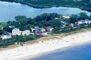 A coastal area with a beach, a lake, and residential buildings. - 12 Beach Oasis Heringsdorf (Heringsdorf)