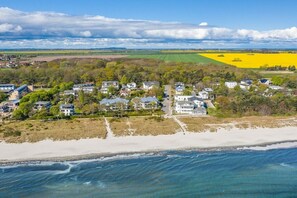 A coastal residential area with houses, a beach, and fields. - Holiday apartment with 2 bedrooms (Juliusruh)