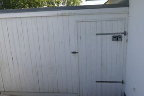 A white wooden gate with a latch and two small rectangular objects on the right side. - Holiday apartment in Breege with Wi-Fi (Breege)