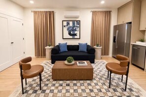 Unclassified image, 5 of 16, button - King Bed-Unbeatable Location-Bishop Arts- Unit 2 (Dallas)