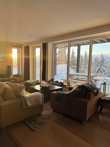 Charming 3-bedroom chalet perfect for your getaway, ski in/out, sauna, views