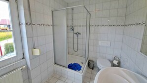 Un bagno con doccia, toilette e vasca da bagno.