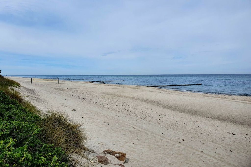 Een zandstrand met een heldere lucht.