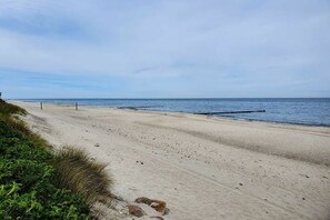 A sandy beach with a clear sky. - Dune Garden Kühlungsborn (Kühlungsborn)