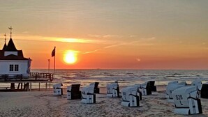 Una spiaggia con un edificio e diverse strutture bianche con delle etichette.