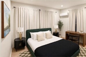 A hotel room with a bed, bedside tables, a desk, and a chair. - King Bed-Unbeatable Location-Bishop Arts- Unit 3 (Dallas)