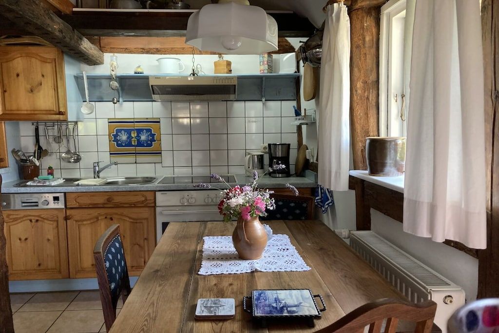 Cafetière/bouilloire, réfrigérateur, four, plaque de cuisson