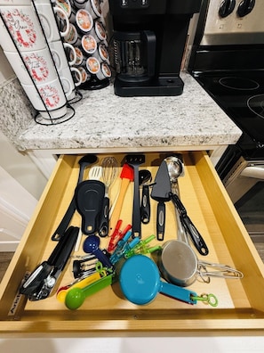 Uma gaveta de cozinha com diversos utensílios e acessórios culinários.